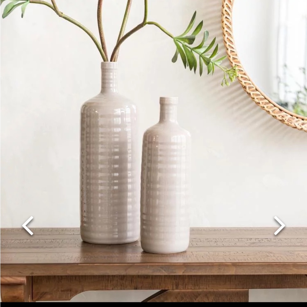 Two Magnolia vase taupe